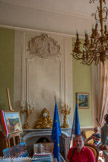 <center>Château de Peyrolles-en-Provence</center>Bureau du maire. Cheminée en marbre gris avec une horloge et deux candélabres en bronze doré.